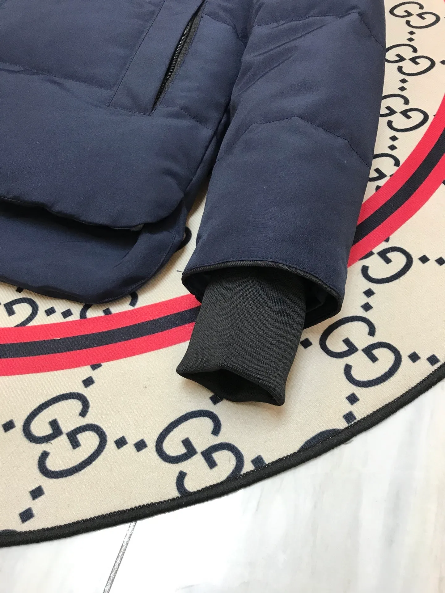 P660 counter quality 🇨🇦canada goose""🇨🇦millan parka 17 styles for men and women, short style without fur collar, chosen by Arctic and Antarctic expedition teams as winter wear, the Rolls Royce of down jackets. ➖ Industry-leading anti-counterfeiting chip sensing. ➖ Imported Behringer embroidery machines and customized embroidery labels, the highest level and industry leading. ➖ Imported Korean 21-count polyester-cotton blended original fabric, tc85 waterproof coating fabric, water-repellent, windproof and wear-resistant. ➖ The new national standard 80 white duck down is filled with an average of 520 grams of down. The amount of down filled is industry-leading. ➖ 100% nylon lon lining with double double-layer sealing design to prevent velvet running, seamless thread design on cuffs! ➖ Western Canadian Green Wolf Collar. ➖ Yoshida ykk provides original custom-made electroplated sliders. The ykk two-way lockable zipper is tight and smooth and does not peel off paint. ➖ 3m composite Velcro is durable, and all accessories and hardware are custom-made. Note: Our copywriting is only simple and clear. Instead of bragging about the copywriting, it is better to compare and understand with samples. Only for the purest, most focused, most professional, highest quality, and highest sex!